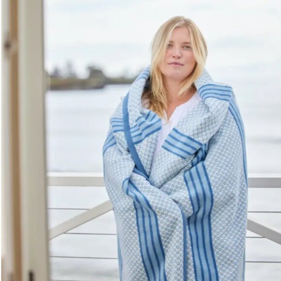 Chappy Wrap Captains Classic Fog Midi Blanket - Picture 4 of 7